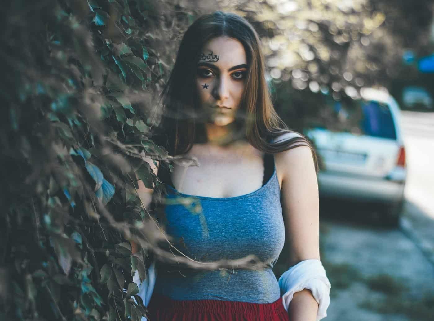 Funny Female Dating Profile Examples to Make You Laugh and Swipe Right